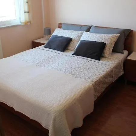 Ficur With Swimming Pool & Grill, Apartman