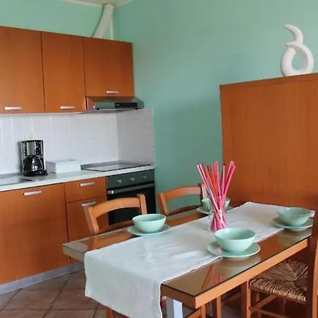 Ficur With Swimming Pool & Grill, Apartman