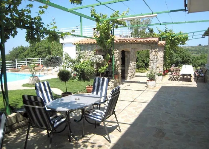 Ficur With Swimming Pool & Grill, *